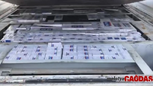 Kamyonet kasasında binlerce paket kaçak sigara bulundu