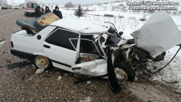 Kamyonet otomobile çarptı