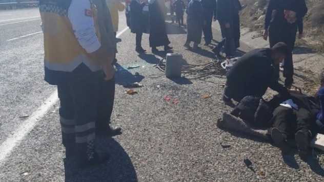 Kamyonet şarampole yuvarlandı: 4 yaralı