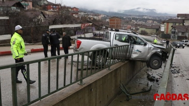 Kamyonet su kanalında asılı kaldı: 2 yaralı