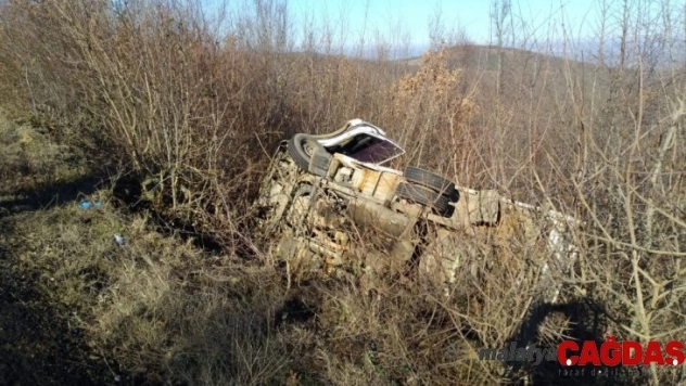 Kamyonet takla attı, tonlarca meyve yola saçıldı