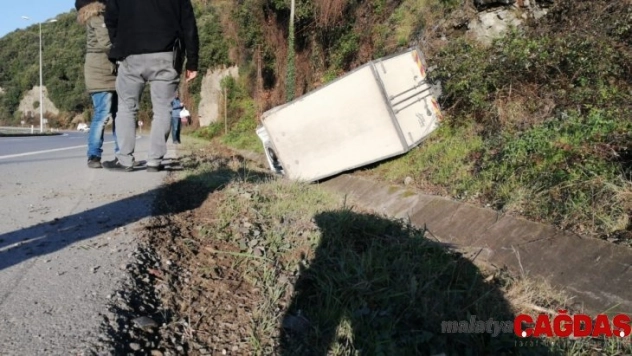 Kamyonet yoldan çıkıp su kanalına devrildi