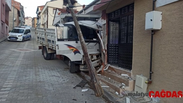 Kamyoneti çalıştırmak isterken kazaya neden oldu