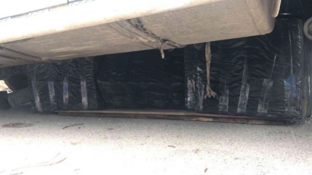 Kamyonetin altından, koltuk döşemesinden kaçak sigara çıktı
