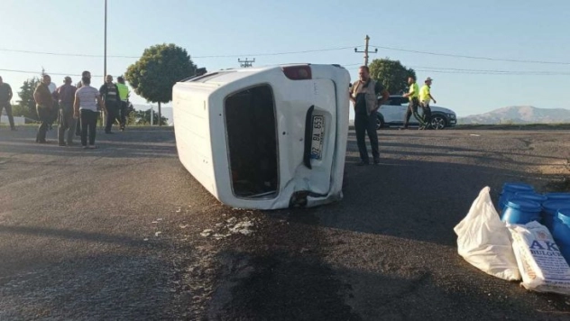 Kamyonetin Arkadan Çarptığı Midibüs Takla Attı: 1 Yaralı