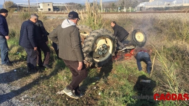 Kamyonetin çarptığı traktör şarampole yuvarlandı: 1'i ağır 3 yaralı