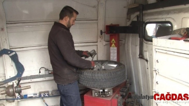 Kamyonetini seyyar lastikçi dükkanı yaptı