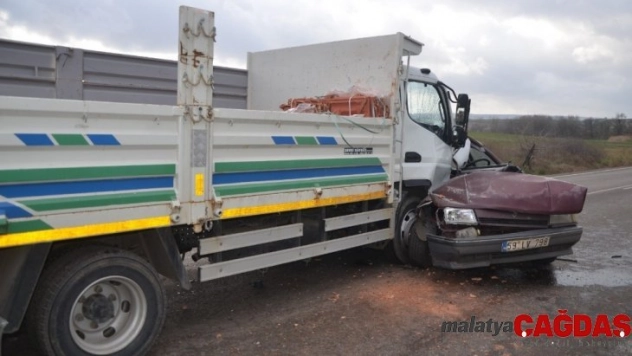 Kamyonetle çarpışan otomobil hurdaya döndü