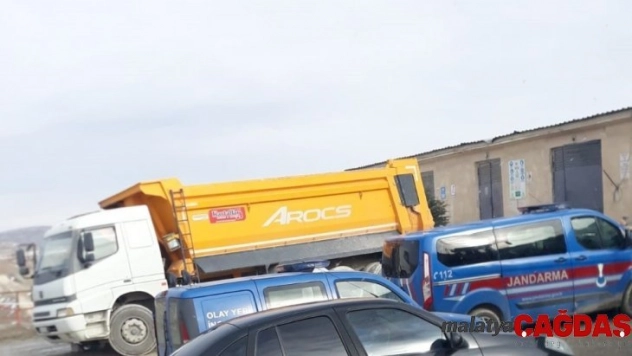 Kamyonun altında kalan işçi hayatını kaybetti