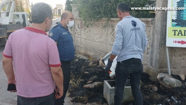 Kamyonun çarptığı trafo patladı