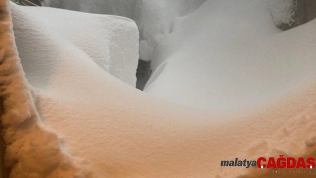 Kanada'da kar kalınlığı 2 metreyi aştı, evlerin çevresi karla kaplandı