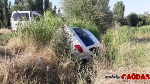 Kanala düşen otomobil sürücüsü yaralandı