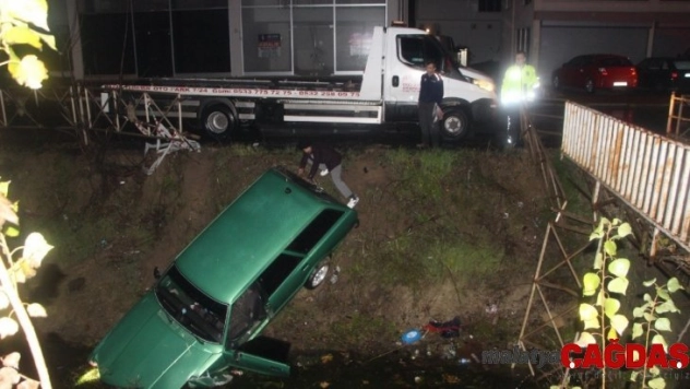 Kanala uçan otomobilden burnu bile kanamadan çıktı