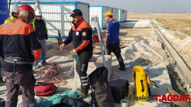 Kanalizasyon kuyusuna düşen kediyi AFAD ekipleri kurtardı