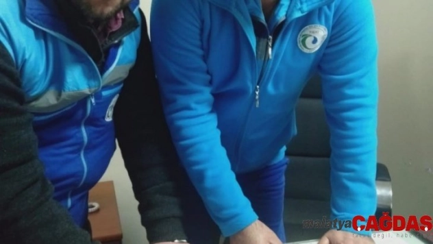 Kanalizasyonda buldukları altını polise teslim ettiler