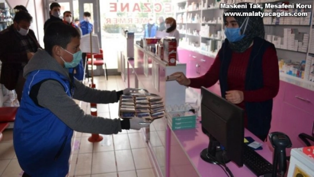 Kandilde vatandaşlara lokum ikram edildi