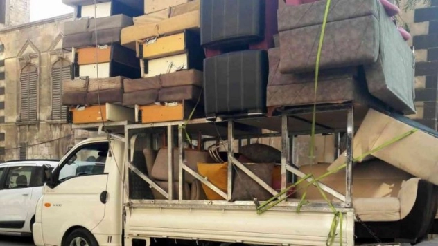 Kanepe yüklü kamyonet görenleri şaşırttı