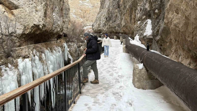 Kanyonda oluşan devasa buz sarkıtlarının boyu 5 metreyi aştı