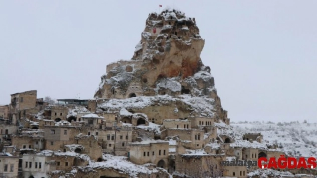 Kapadokya'da Çinli turistlerin kar keyfi