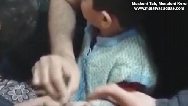 Kapı kilidine parmağını sıkıştıran çocuğun imdadına itfaiye yetişti