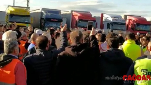 Kapıkule'de tır sürücülerinden davul zurnalı eylem