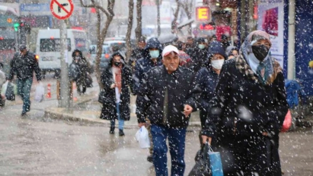 Kar, Elazığ'ı etkisi altına aldı