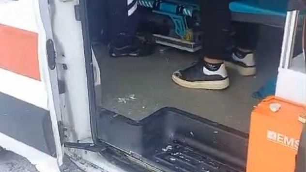 Kar engeline takılan ambulansa karayolları ekipleri yetişti