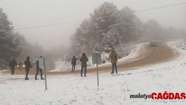 Kar görmeye giden vatandaşlar araçlarıyla mahsur kaldı