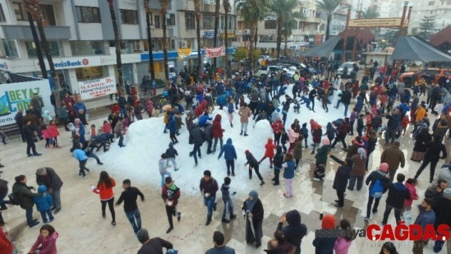 Kar görmeyen çocuklar için kamyonlarla kar getirildi