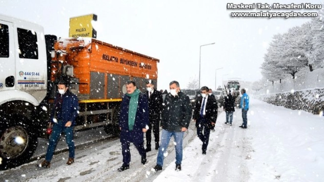 Kar küreme çalışmalarını çalışmalarını yerinde inceledi