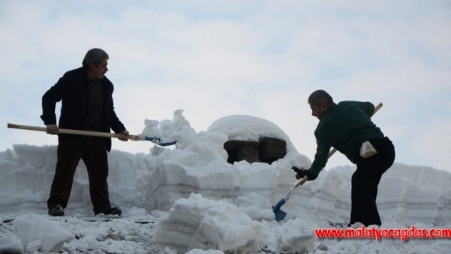 Kar küreme ekmek kapıları oldu