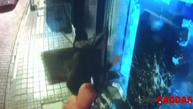 Kar maskeli hırsızlar, camı kırdı 50 saniyede akıllı telefonları böyle çaldılar