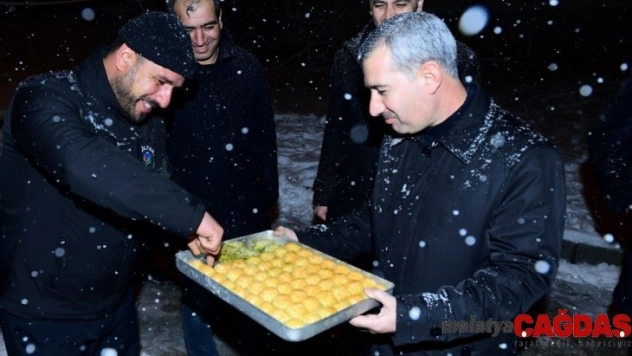 Kar mücadelesinde çalışanlara Başkan Çınar'dan baklava ikramı
