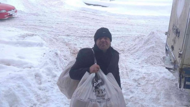 Kar nedeniyle evlerinden çıkamayanlara sırtında ekmek taşıdı
