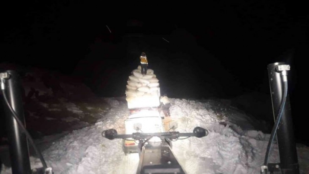 Kar nedeniyle yolda mahsur kalan saman yüklü kamyonet, ekipler tarafından kurtarıldı