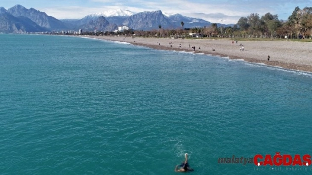 Kar soğuğunun vurduğu Antalya'da vatandaşlar ısınmak için denize girdi