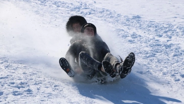 Kar tatilini fırsat bilen çocuklar doyasıya eğlendi