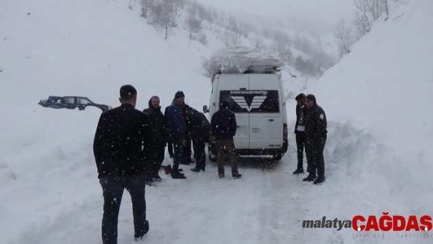 Kar ve tipide mahsur kalan 20 kişi kurtarıldı