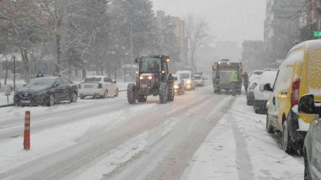 Kar yağışı Besni'de hayatı olumsuz etkiledi