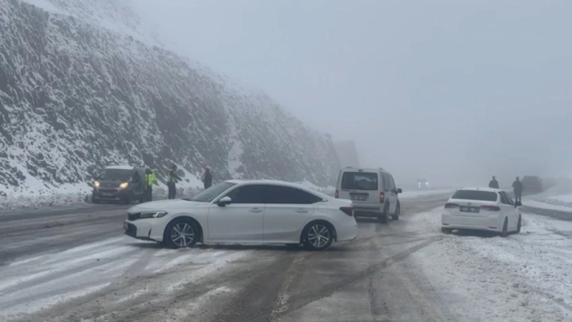Kar yağışı etkili oldu, Bingöl'de araçlar yolda kaldı