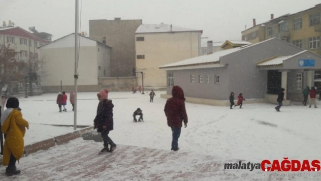 Kar yağışı Gürün'ü beyaza bürüdü