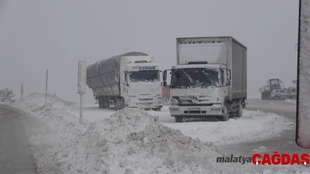 Kar yağışı ve tipi ulaşımı olumsuz etkiledi