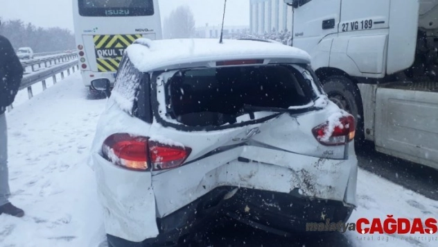 Kar yağışı zincirleme kazaları beraberinde getirdi