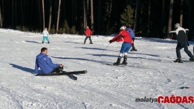 Kar yağışıyla birlikte Sarıkamış Kayak Merkezi hareketlendi