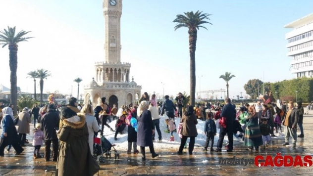 Kar yağmayan İzmir'e kamyonlarla kar getirdiler