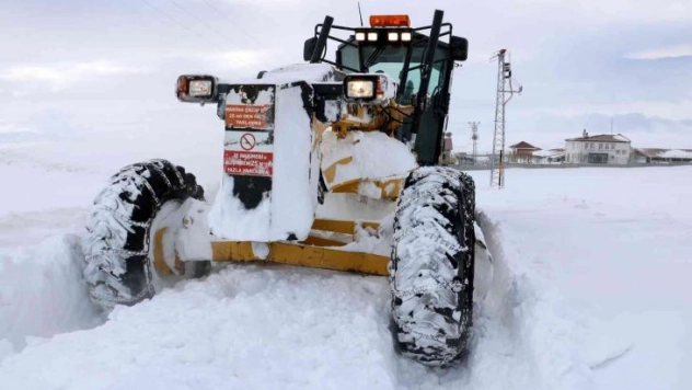 Kar yüzlerce köy yolunu kapattı, ekipler çalışmalarını sürdürüyor