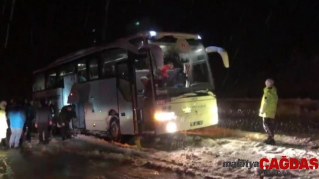 Kara saplanan ampute futbol takımı otobüsünü AFAD kurtardı
