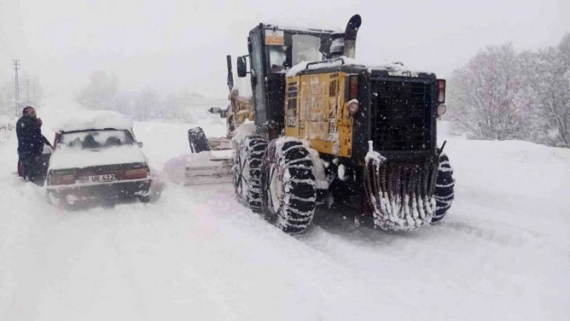 Kara saplandı, donmadan imdadına iş makineleri yetişti