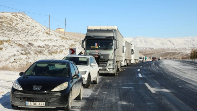 Malatya-Kayseri kara yolundaki buzlanma ulaşımı aksattı