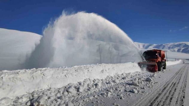 Karabet Geçidi'nde kar kalınlığı 2 metreyi geçti